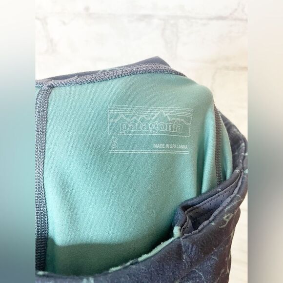 The Patagonia Centered Crops Blue Capri Women’s size Small - Picture 3 of 7